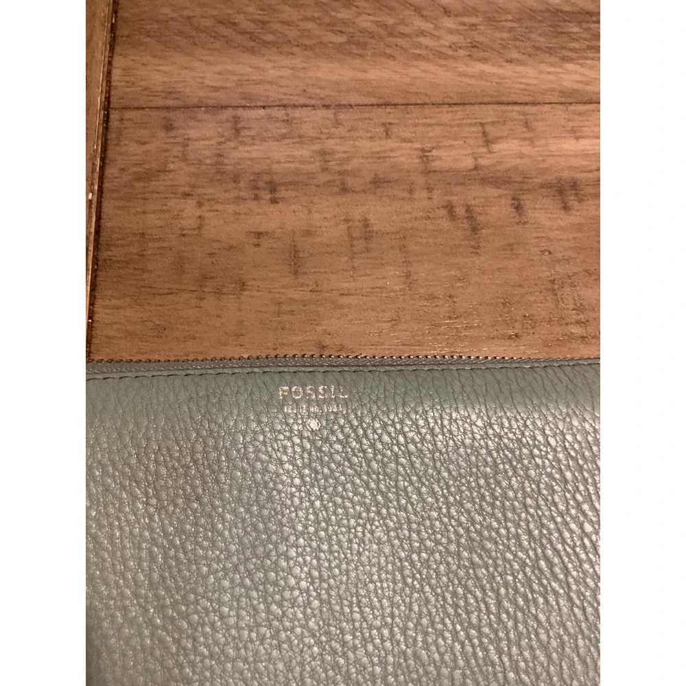 Fossil logan zip